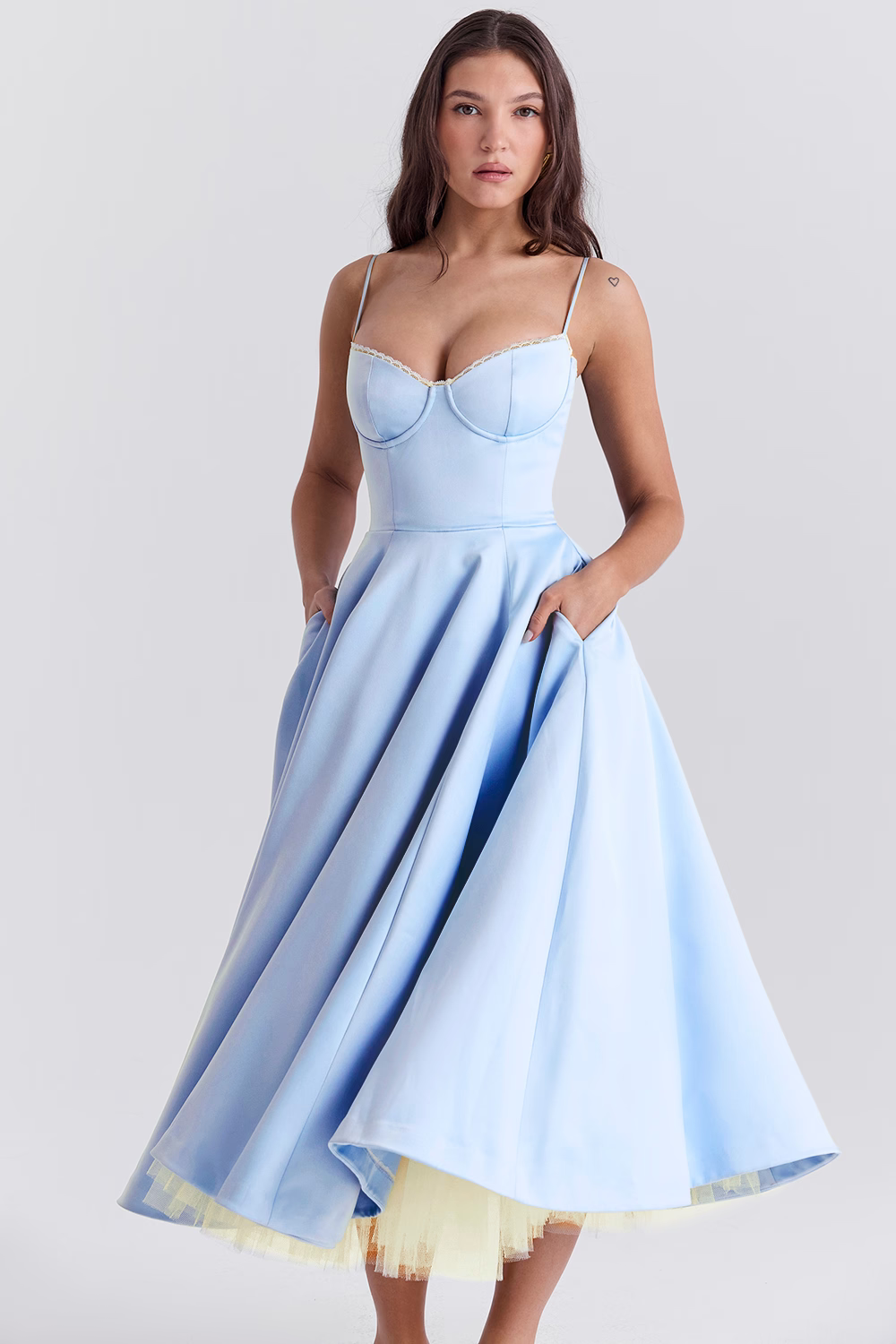 Elegancka Sukienka Midi dla Nieskazitelnego Letniego Stylu