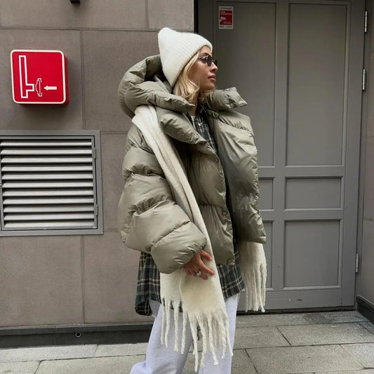 Pikowana Kurtka z Kapturem o Lekkim Cieple i Eleganckim Designie